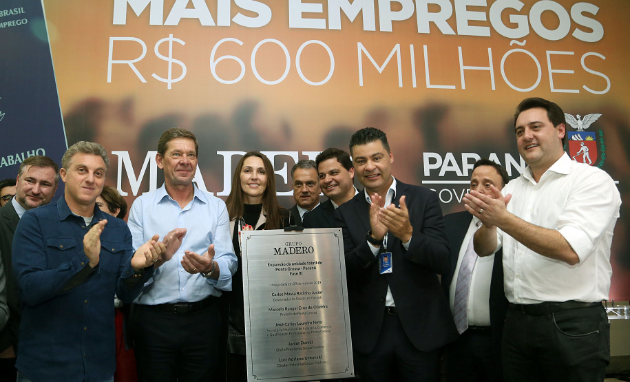 O Grupo Madero confirmou nesta quarta-feira (29), em cerimônia no Palácio Iguaçu, investimentos de R$ 600 milhões na ampliação das operações da empresa em Ponta Grossa, na região dos Campos Gerais. O anúncio foi feito pelo presidente do Grupo, Júnior Durski, ao lado do governador Carlos Massa Ratinho Junior e do apresentador Luciano Huck, sócio do empreendimento.  -  Curitiba, 29/05/2019  -  Foto Gilson Abreu/ANPr