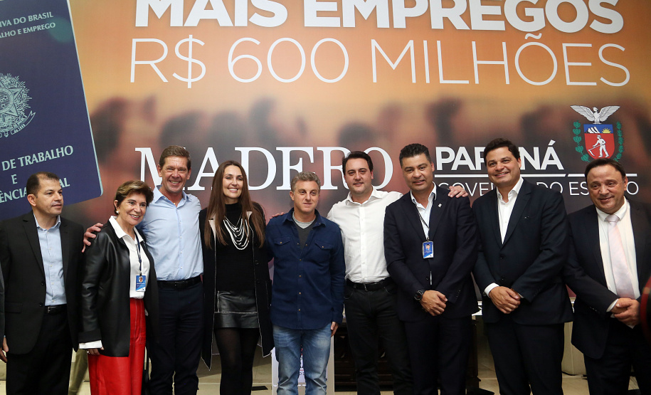 O Grupo Madero confirmou nesta quarta-feira (29), em cerimônia no Palácio Iguaçu, investimentos de R$ 600 milhões na ampliação das operações da empresa em Ponta Grossa, na região dos Campos Gerais. O anúncio foi feito pelo presidente do Grupo, Júnior Durski, ao lado do governador Carlos Massa Ratinho Junior e do apresentador Luciano Huck, sócio do empreendimento.  -  Curitiba, 29/05/2019  -  Foto Gilson Abreu/ANPr