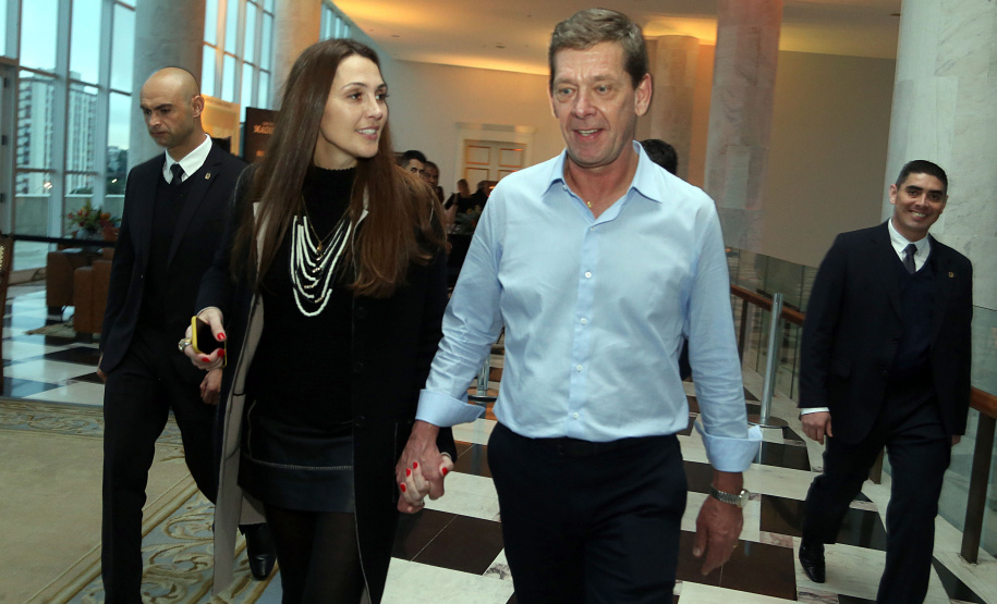 O Grupo Madero confirmou nesta quarta-feira (29), em cerimônia no Palácio Iguaçu, investimentos de R$ 600 milhões na ampliação das operações da empresa em Ponta Grossa, na região dos Campos Gerais. O anúncio foi feito pelo presidente do Grupo, Júnior Durski, ao lado do governador Carlos Massa Ratinho Junior e do apresentador Luciano Huck, sócio do empreendimento.  -  Curitiba, 29/05/2019  -  Foto Gilson Abreu/ANPr