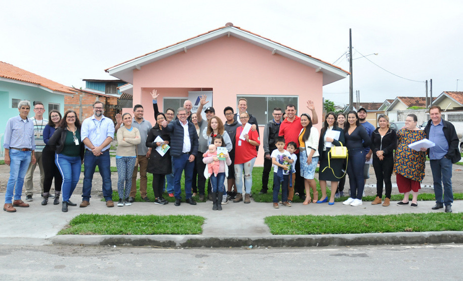 Famílias de Paranaguá recebem chaves da casa própria Dezessete famílias de Paranaguá receberam nesta quarta-feira (29) as chaves da casa própria. A partir de agora elas residem no Moradias Porto Seguro I, empreendimento que recebeu cerca de R$ 1,2 milhão de investimento, recursos financiados pelo Governo do Estado, por meio da Companhia de Habitação do Paraná (Cohapar). Foto:Bianca Breus / Cohapar