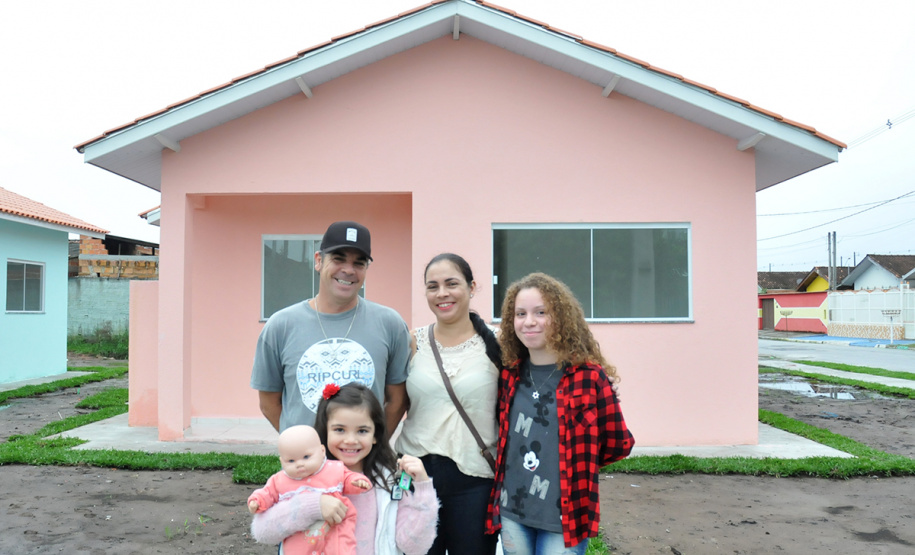 Famílias de Paranaguá recebem chaves da casa própria Dezessete famílias de Paranaguá receberam nesta quarta-feira (29) as chaves da casa própria. A partir de agora elas residem no Moradias Porto Seguro I, empreendimento que recebeu cerca de R$ 1,2 milhão de investimento, recursos financiados pelo Governo do Estado, por meio da Companhia de Habitação do Paraná (Cohapar). Foto:Bianca Breus / Cohapar