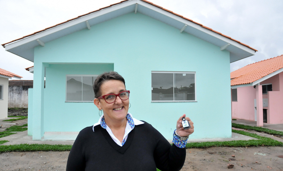 Famílias de Paranaguá recebem chaves da casa própria Dezessete famílias de Paranaguá receberam nesta quarta-feira (29) as chaves da casa própria. A partir de agora elas residem no Moradias Porto Seguro I, empreendimento que recebeu cerca de R$ 1,2 milhão de investimento, recursos financiados pelo Governo do Estado, por meio da Companhia de Habitação do Paraná (Cohapar). Foto:Bianca Breus / Cohapar