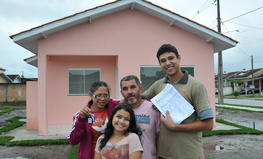 Famílias de Paranaguá recebem chaves da casa própria Dezessete famílias de Paranaguá receberam nesta quarta-feira (29) as chaves da casa própria. A partir de agora elas residem no Moradias Porto Seguro I, empreendimento que recebeu cerca de R$ 1,2 milhão de investimento, recursos financiados pelo Governo do Estado, por meio da Companhia de Habitação do Paraná (Cohapar). Foto:Bianca Breus / Cohapar
