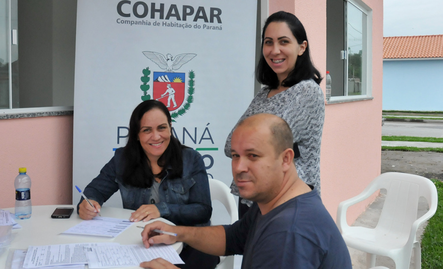 Famílias de Paranaguá recebem chaves da casa própria Dezessete famílias de Paranaguá receberam nesta quarta-feira (29) as chaves da casa própria. A partir de agora elas residem no Moradias Porto Seguro I, empreendimento que recebeu cerca de R$ 1,2 milhão de investimento, recursos financiados pelo Governo do Estado, por meio da Companhia de Habitação do Paraná (Cohapar). Foto:Bianca Breus / Cohapar