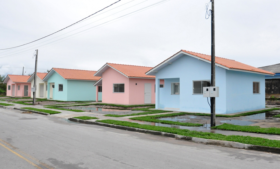 Famílias de Paranaguá recebem chaves da casa própria Dezessete famílias de Paranaguá receberam nesta quarta-feira (29) as chaves da casa própria. A partir de agora elas residem no Moradias Porto Seguro I, empreendimento que recebeu cerca de R$ 1,2 milhão de investimento, recursos financiados pelo Governo do Estado, por meio da Companhia de Habitação do Paraná (Cohapar). Foto:Bianca Breus / Cohapar
