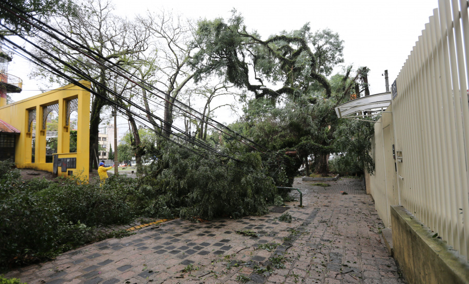 Vendavais e granizo afetam mais de sete mil pessoas no Paraná. Foto: Geraldo Bubniak/ANPr