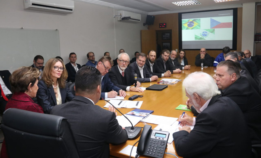 Uma comitiva de empresários e políticos da República Tcheca, liderada pela embaixadora Sandra Linkensederová, esteve nesta quarta-feira (29) no Paraná para discutir possíveis investimentos no Estado. Acompanhados do vice-governador Darci Piana, os tchecos foram a Ponta Grossa, nos Campos Gerais, onde estudam instalar uma unidade da fabricante de caminhões Tacla. Foto: Camila Tonetti