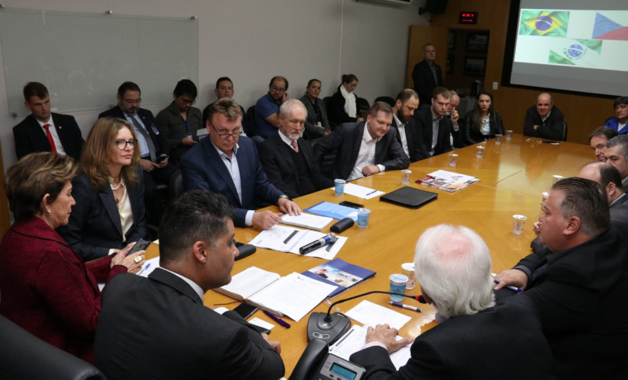 Uma comitiva de empresários e políticos da República Tcheca, liderada pela embaixadora Sandra Linkensederová, esteve nesta quarta-feira (29) no Paraná para discutir possíveis investimentos no Estado. Acompanhados do vice-governador Darci Piana, os tchecos foram a Ponta Grossa, nos Campos Gerais, onde estudam instalar uma unidade da fabricante de caminhões Tacla. Foto: Camila Tonetti