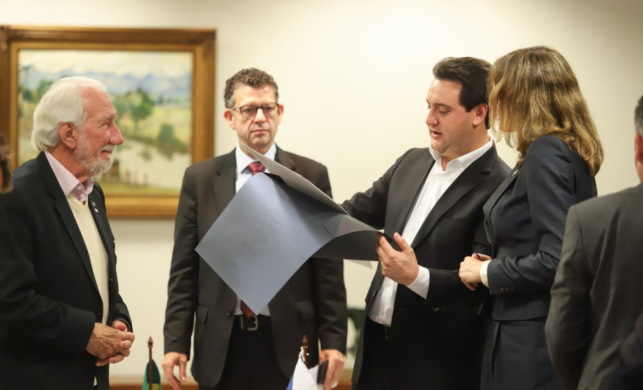 Uma comitiva de empresários e políticos da República Tcheca, liderada pela embaixadora Sandra Linkensederová, esteve nesta quarta-feira (29) no Paraná para discutir possíveis investimentos no Estado