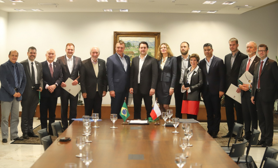 Uma comitiva de empresários e políticos da República Tcheca, liderada pela embaixadora Sandra Linkensederová, esteve nesta quarta-feira (29) no Paraná para discutir possíveis investimentos no Estado