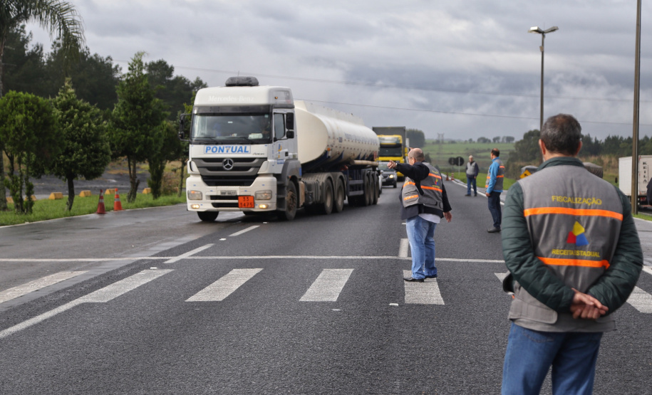 A Secretaria da Fazenda e a Receita Estadual do Paraná realizaram nesta quinta-feira (30) uma operação integrada de fiscalização de mercadorias em trânsito em 35 pontos fixos e 32 pontos móveis do Estado, em uma área de abrangência com 53 municípios. Foto: José Fernando Ogura/ANPr - 30/05/2019