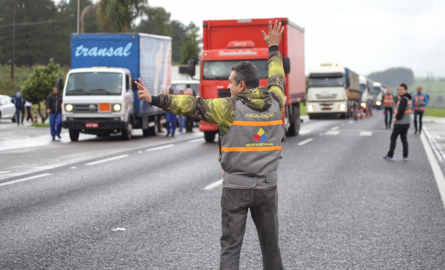 A Secretaria da Fazenda e a Receita Estadual do Paraná realizaram nesta quinta-feira (30) uma operação integrada de fiscalização de mercadorias em trânsito em 35 pontos fixos e 32 pontos móveis do Estado, em uma área de abrangência com 53 municípios. Foto: José Fernando Ogura/ANPr - 30/05/2019