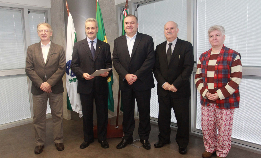 O secretário estadual da Justiça, Família e Trabalho, Ney Leprevost, e o procurador-geral do Ministério Público do Paraná, Ivonei Sfoggia, renovaram nesta quinta-feira (30) termo de parceria que visa garantir os direitos do consumidor. Foto: SEJUT