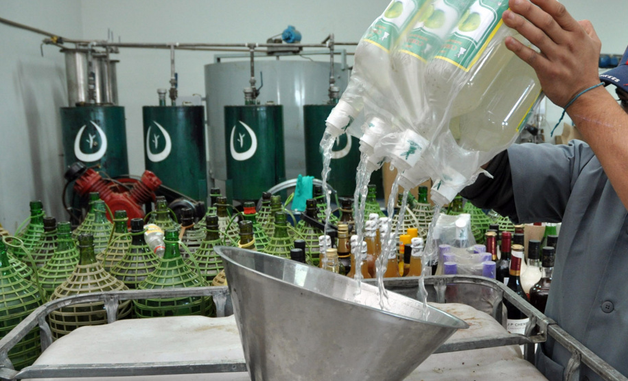 Desde 2008, a Agência de Inovação Tecnológica da
Unicentro (Novatec) utiliza bebidas como vinho, cerveja, vodka e licor como matéria-
prima para a produção de álcool etílico (líquido e em gel), usado para higienização e
limpeza. Foto: Chuniti Kawamura - Arquivo/ANPr