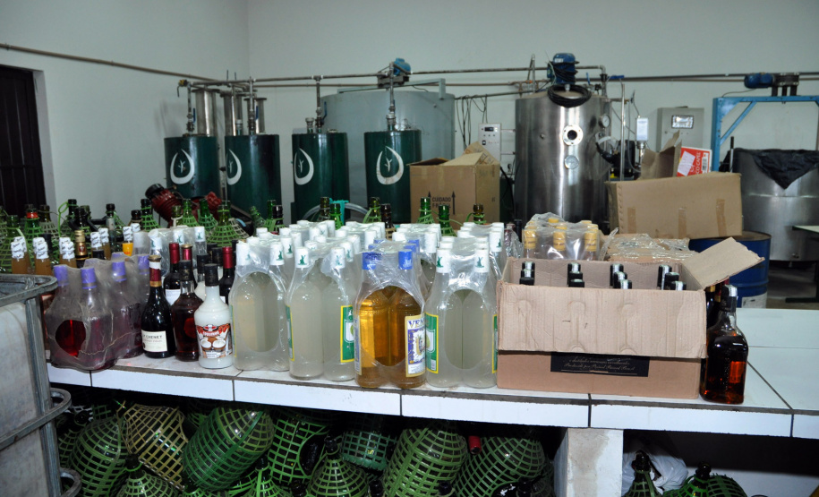 Desde 2008, a Agência de Inovação Tecnológica da
Unicentro (Novatec) utiliza bebidas como vinho, cerveja, vodka e licor como matéria-
prima para a produção de álcool etílico (líquido e em gel), usado para higienização e
limpeza. Foto: Chuniti Kawamura - Arquivo/ANPr