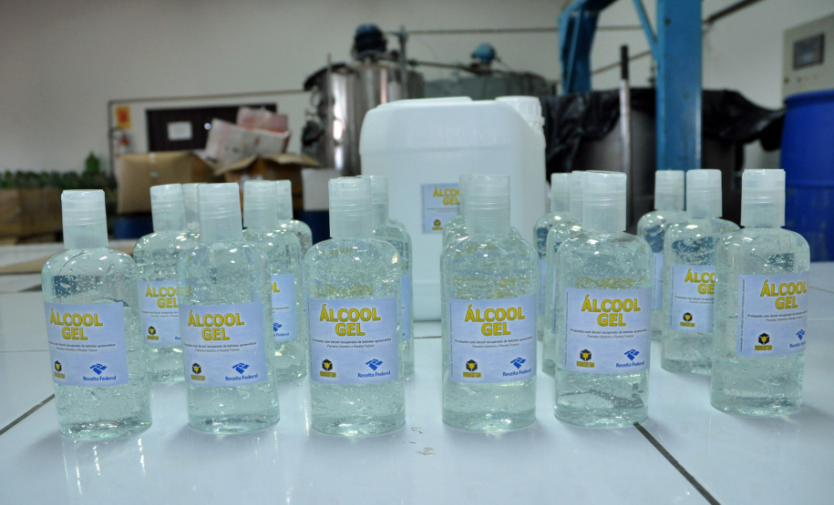 Desde 2008, a Agência de Inovação Tecnológica da
Unicentro (Novatec) utiliza bebidas como vinho, cerveja, vodka e licor como matéria-
prima para a produção de álcool etílico (líquido e em gel), usado para higienização e
limpeza. Foto: Chuniti Kawamura - Arquivo/ANPr