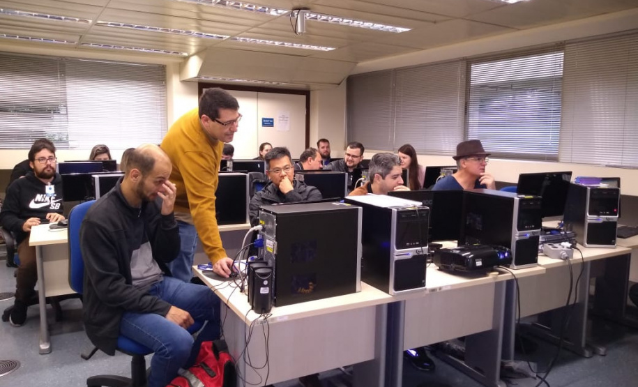 Engenheiros e arquitetos que atuam nos Núcleos Regionais de Educação do Paraná participaram nessa quinta-feira (30) da etapa prática do curso de capacitação do Sistema de Gestão de Projetos e Obras (SGPO). Desenvolvido com o objetivo de melhorar o planejamento e a gestão de projetos e obras de edificações, o sistema permite o acompanhamento preciso dos trabalhos e verificar se o cronograma está sendo cumprido. Foto: Divulgação/Fundepar