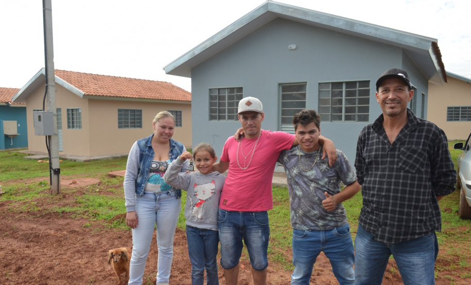 Famílias que viviam em condições precárias em Querência do Norte, no Noroeste do Estado, receberam as chaves da casa própria de representantes da Companhia de Habitação do Paraná (Cohapar) e da prefeitura. Elas são as novas moradoras do Residencial Querência do Norte I, empreendimento que recebeu aproximadamente R$ 1,7 milhão de investimentos do Governo Federal e do Governo do Estado, com a parceria da administração municipal. Foto: Guilherme Santos/Cohapar