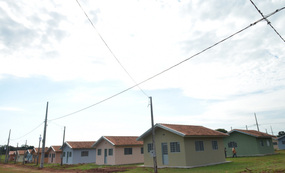 Famílias que viviam em condições precárias em Querência do Norte, no Noroeste do Estado, receberam as chaves da casa própria de representantes da Companhia de Habitação do Paraná (Cohapar) e da prefeitura. Elas são as novas moradoras do Residencial Querência do Norte I, empreendimento que recebeu aproximadamente R$ 1,7 milhão de investimentos do Governo Federal e do Governo do Estado, com a parceria da administração municipal. Foto: Guilherme Santos/Cohapar