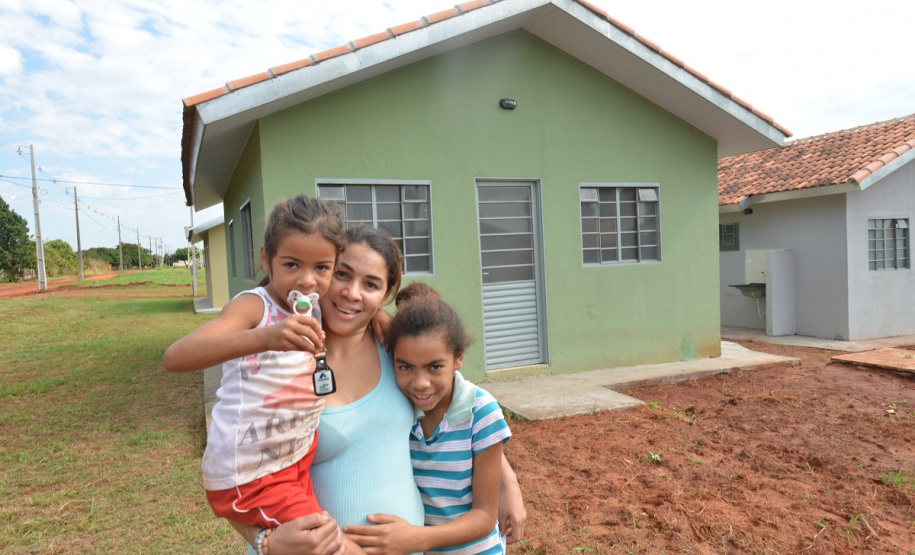 Famílias que viviam em condições precárias em Querência do Norte, no Noroeste do Estado, receberam as chaves da casa própria de representantes da Companhia de Habitação do Paraná (Cohapar) e da prefeitura. Elas são as novas moradoras do Residencial Querência do Norte I, empreendimento que recebeu aproximadamente R$ 1,7 milhão de investimentos do Governo Federal e do Governo do Estado, com a parceria da administração municipal. Foto: Guilherme Santos/Cohapar
