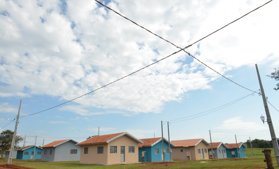 Famílias que viviam em condições precárias em Querência do Norte, no Noroeste do Estado, receberam as chaves da casa própria de representantes da Companhia de Habitação do Paraná (Cohapar) e da prefeitura. Elas são as novas moradoras do Residencial Querência do Norte I, empreendimento que recebeu aproximadamente R$ 1,7 milhão de investimentos do Governo Federal e do Governo do Estado, com a parceria da administração municipal. Foto: Guilherme Santos/Cohapar