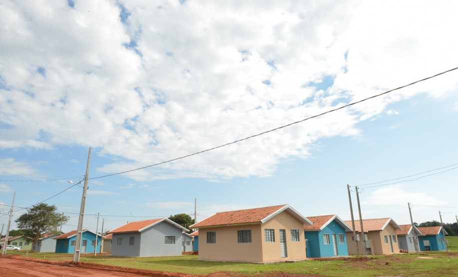 Famílias que viviam em condições precárias em Querência do Norte, no Noroeste do Estado, receberam as chaves da casa própria de representantes da Companhia de Habitação do Paraná (Cohapar) e da prefeitura. Elas são as novas moradoras do Residencial Querência do Norte I, empreendimento que recebeu aproximadamente R$ 1,7 milhão de investimentos do Governo Federal e do Governo do Estado, com a parceria da administração municipal. Foto: Guilherme Santos/Cohapar