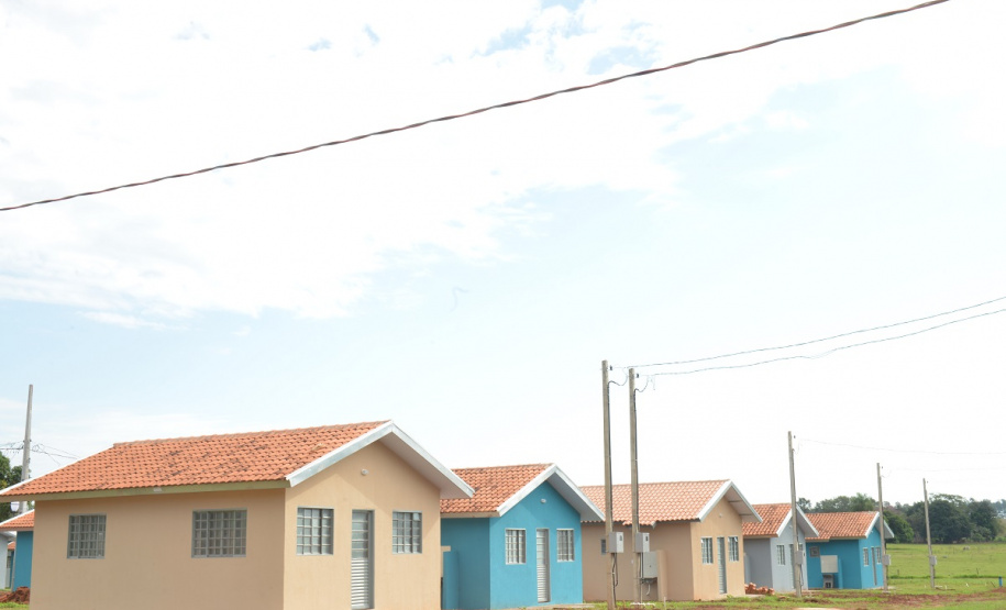 Famílias que viviam em condições precárias em Querência do Norte, no Noroeste do Estado, receberam as chaves da casa própria de representantes da Companhia de Habitação do Paraná (Cohapar) e da prefeitura. Elas são as novas moradoras do Residencial Querência do Norte I, empreendimento que recebeu aproximadamente R$ 1,7 milhão de investimentos do Governo Federal e do Governo do Estado, com a parceria da administração municipal. Foto: Guilherme Santos/Cohapar