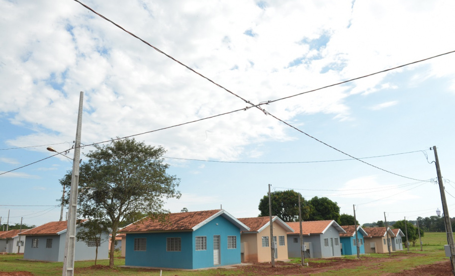 Famílias que viviam em condições precárias em Querência do Norte, no Noroeste do Estado, receberam as chaves da casa própria de representantes da Companhia de Habitação do Paraná (Cohapar) e da prefeitura. Elas são as novas moradoras do Residencial Querência do Norte I, empreendimento que recebeu aproximadamente R$ 1,7 milhão de investimentos do Governo Federal e do Governo do Estado, com a parceria da administração municipal. Foto: Guilherme Santos/Cohapar