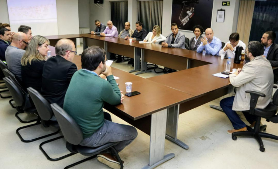 A diretoria-executiva dos Portos do Paraná debateu nesta sexta-feira (31) a retomada de investimentos no Porto de Antonina. Equipes das diretorias de engenharia, meio ambiente, empresarial, administrativa-financeira e jurídica visitaram a sede Barão de Teffé e o Terminal Portuário Ponta do Felix (TPPF). Foto; APPA