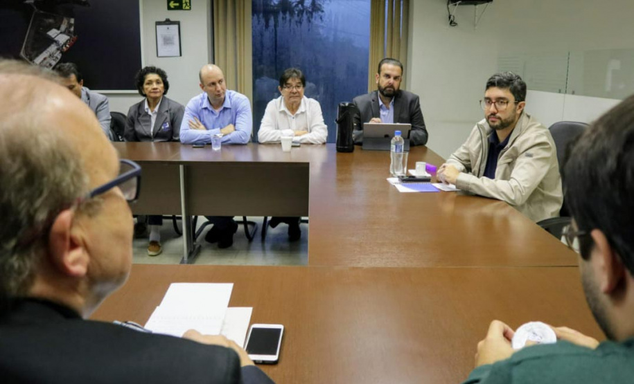 A diretoria-executiva dos Portos do Paraná debateu nesta sexta-feira (31) a retomada de investimentos no Porto de Antonina. Equipes das diretorias de engenharia, meio ambiente, empresarial, administrativa-financeira e jurídica visitaram a sede Barão de Teffé e o Terminal Portuário Ponta do Felix (TPPF). Foto; APPA