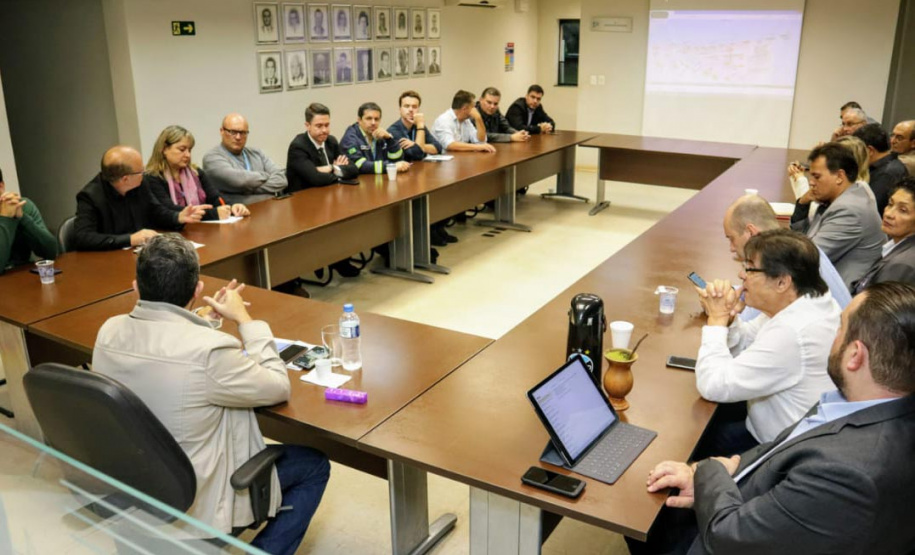 A diretoria-executiva dos Portos do Paraná debateu nesta sexta-feira (31) a retomada de investimentos no Porto de Antonina. Equipes das diretorias de engenharia, meio ambiente, empresarial, administrativa-financeira e jurídica visitaram a sede Barão de Teffé e o Terminal Portuário Ponta do Felix (TPPF). Foto; APPA