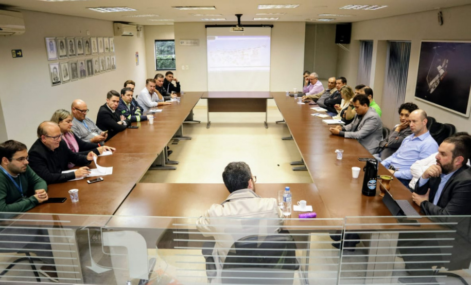 A diretoria-executiva dos Portos do Paraná debateu nesta sexta-feira (31) a retomada de investimentos no Porto de Antonina. Equipes das diretorias de engenharia, meio ambiente, empresarial, administrativa-financeira e jurídica visitaram a sede Barão de Teffé e o Terminal Portuário Ponta do Felix (TPPF). Foto; APPA