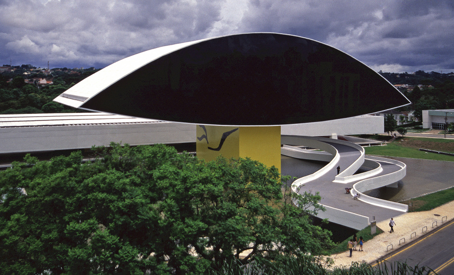 x-default Quem visitar o Museu Oscar Niemeyer neste domingo (02/06) poderá conferir as 14 exposições em cartaz e também participar de oficinas de arte gratuitas. Foto: Leonardo Finotti/MON