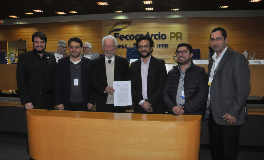 A Fomento Paraná e a FecomércioPR firmaram um protocolo de intenções com objetivo de incentivar sindicatos filiados à federação empresarial a aderir ao edital da instituição financeira estadual para credenciamento de correspondentes.

A assinatura aconteceu durante reunião de diretoria da FecomércioPR com o vice-governador, Darci Piana, e o diretor-presidente da Fomento Paraná, Heraldo Neves. Foto: Fomento Paraná