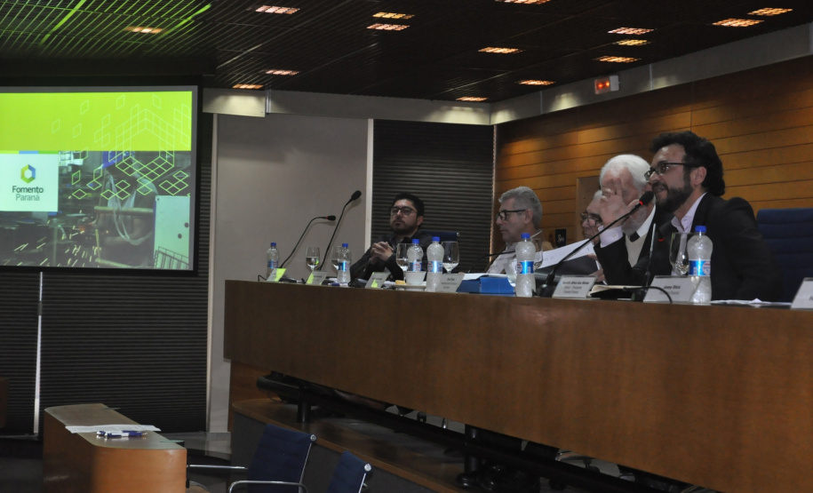 A Fomento Paraná e a FecomércioPR firmaram um protocolo de intenções com objetivo de incentivar sindicatos filiados à federação empresarial a aderir ao edital da instituição financeira estadual para credenciamento de correspondentes.

A assinatura aconteceu durante reunião de diretoria da FecomércioPR com o vice-governador, Darci Piana, e o diretor-presidente da Fomento Paraná, Heraldo Neves. Foto: Fomento Paraná