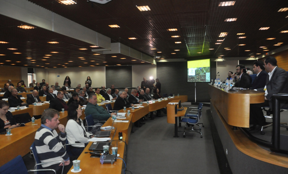 A Fomento Paraná e a FecomércioPR firmaram um protocolo de intenções com objetivo de incentivar sindicatos filiados à federação empresarial a aderir ao edital da instituição financeira estadual para credenciamento de correspondentes.

A assinatura aconteceu durante reunião de diretoria da FecomércioPR com o vice-governador, Darci Piana, e o diretor-presidente da Fomento Paraná, Heraldo Neves. Foto: Fomento Paraná