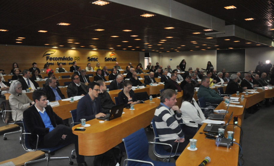 A Fomento Paraná e a FecomércioPR firmaram um protocolo de intenções com objetivo de incentivar sindicatos filiados à federação empresarial a aderir ao edital da instituição financeira estadual para credenciamento de correspondentes.

A assinatura aconteceu durante reunião de diretoria da FecomércioPR com o vice-governador, Darci Piana, e o diretor-presidente da Fomento Paraná, Heraldo Neves. Foto: Fomento Paraná