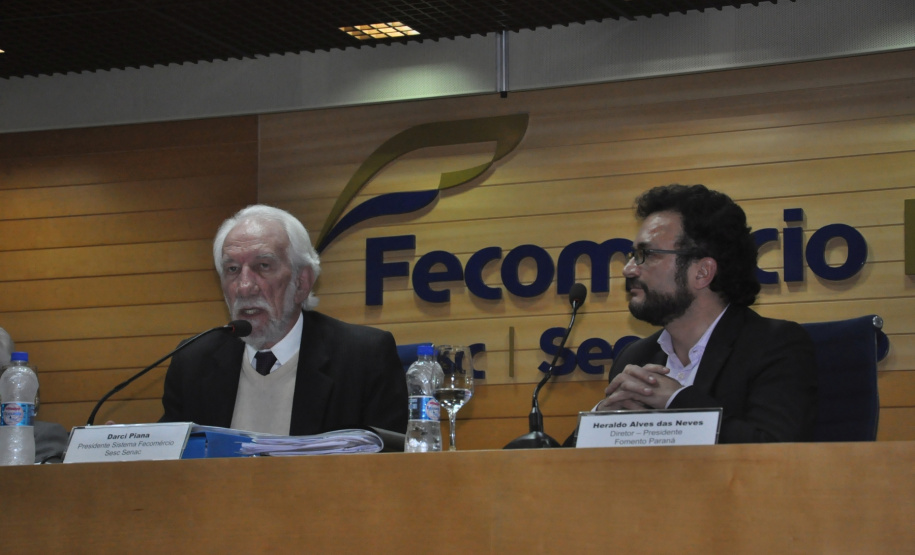 A Fomento Paraná e a FecomércioPR firmaram um protocolo de intenções com objetivo de incentivar sindicatos filiados à federação empresarial a aderir ao edital da instituição financeira estadual para credenciamento de correspondentes.

A assinatura aconteceu durante reunião de diretoria da FecomércioPR com o vice-governador, Darci Piana, e o diretor-presidente da Fomento Paraná, Heraldo Neves. Foto: Fomento Paraná