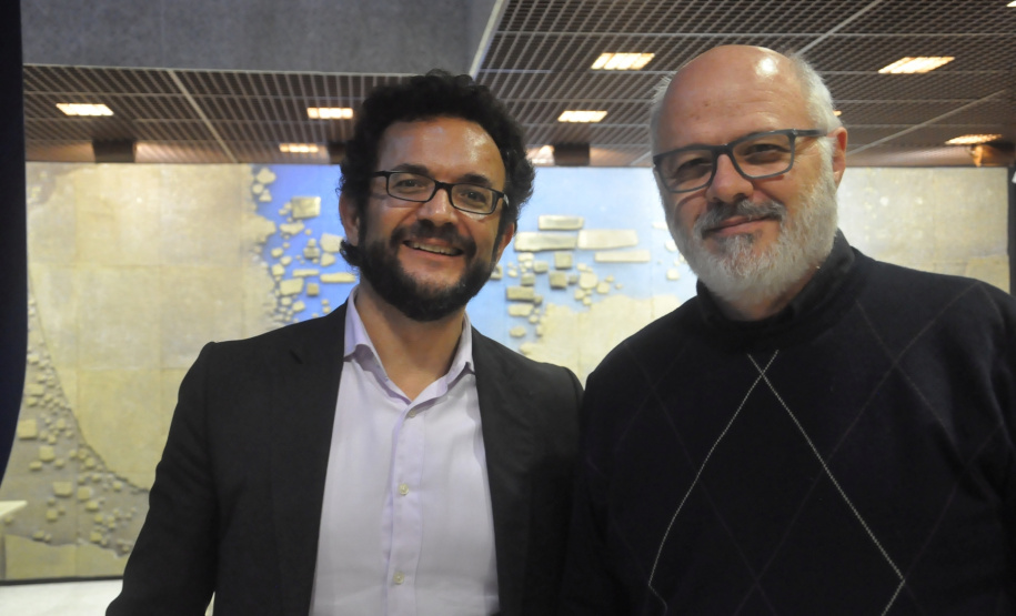 A Fomento Paraná e a FecomércioPR firmaram um protocolo de intenções com objetivo de incentivar sindicatos filiados à federação empresarial a aderir ao edital da instituição financeira estadual para credenciamento de correspondentes.

A assinatura aconteceu durante reunião de diretoria da FecomércioPR com o vice-governador, Darci Piana, e o diretor-presidente da Fomento Paraná, Heraldo Neves. Foto: Fomento Paraná