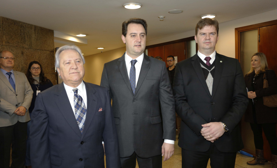 O governador Carlos Massa Ratinho Junior, participa das comemorações dos 72 anos do Tribunal de Contas do Estado. Presentes: ministro do Desenvolvimento Regional, Gustavo Canuto; entre outras autoridades.Curitiba, 03-06-19.Foto: Arnaldo Alves / ANPr.