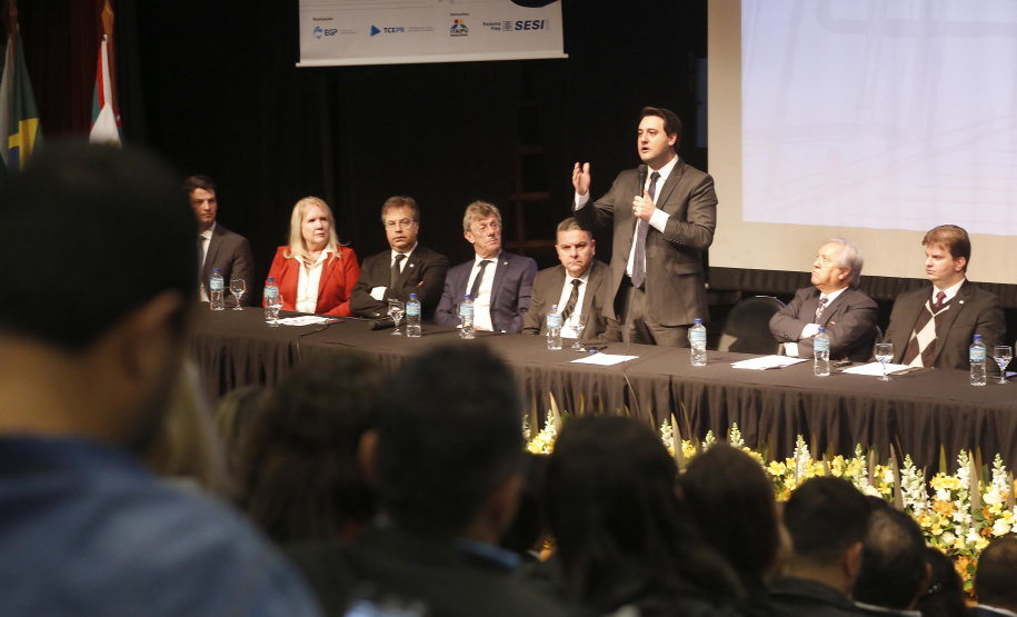 O governador Carlos Massa Ratinho Junior, participa das comemorações dos 72 anos do Tribunal de Contas do Estado. Presentes: ministro do Desenvolvimento Regional, Gustavo Canuto; entre outras autoridades.Curitiba, 03-06-19.Foto: Arnaldo Alves / ANPr.