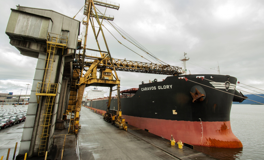 O Porto de Paranaguá registrou nova movimentação recorde. Desta vez, no embarque de açúcar a granel pelo berço 204. Um único navio - o Caravos Glory, das Ilhas Marschall (Oceania) - levará uma carga de 58.175 toneladas para o Oriente Médio. A média dos carregamentos no local geralmente fica entre 40 e 45 mil toneladas.  -  Paranaguá, 03/06/2019  -  Foto: Cláudio Neves/APPA