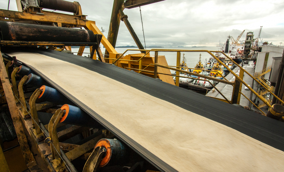 O Porto de Paranaguá registrou nova movimentação recorde. Desta vez, no embarque de açúcar a granel pelo berço 204. Um único navio - o Caravos Glory, das Ilhas Marschall (Oceania) - levará uma carga de 58.175 toneladas para o Oriente Médio. A média dos carregamentos no local geralmente fica entre 40 e 45 mil toneladas.  -  Paranaguá, 03/06/2019  -  Foto: Cláudio Neves/APPA