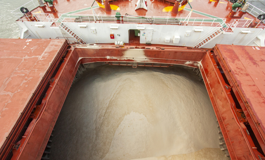 O Porto de Paranaguá registrou nova movimentação recorde. Desta vez, no embarque de açúcar a granel pelo berço 204. Um único navio - o Caravos Glory, das Ilhas Marschall (Oceania) - levará uma carga de 58.175 toneladas para o Oriente Médio. A média dos carregamentos no local geralmente fica entre 40 e 45 mil toneladas.  -  Paranaguá, 03/06/2019  -  Foto: Cláudio Neves/APPA