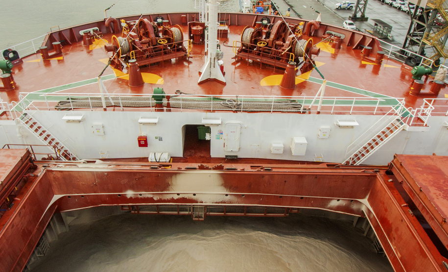 O Porto de Paranaguá registrou nova movimentação recorde. Desta vez, no embarque de açúcar a granel pelo berço 204. Um único navio - o Caravos Glory, das Ilhas Marschall (Oceania) - levará uma carga de 58.175 toneladas para o Oriente Médio. A média dos carregamentos no local geralmente fica entre 40 e 45 mil toneladas.  -  Paranaguá, 03/06/2019  -  Foto: Cláudio Neves/APPA