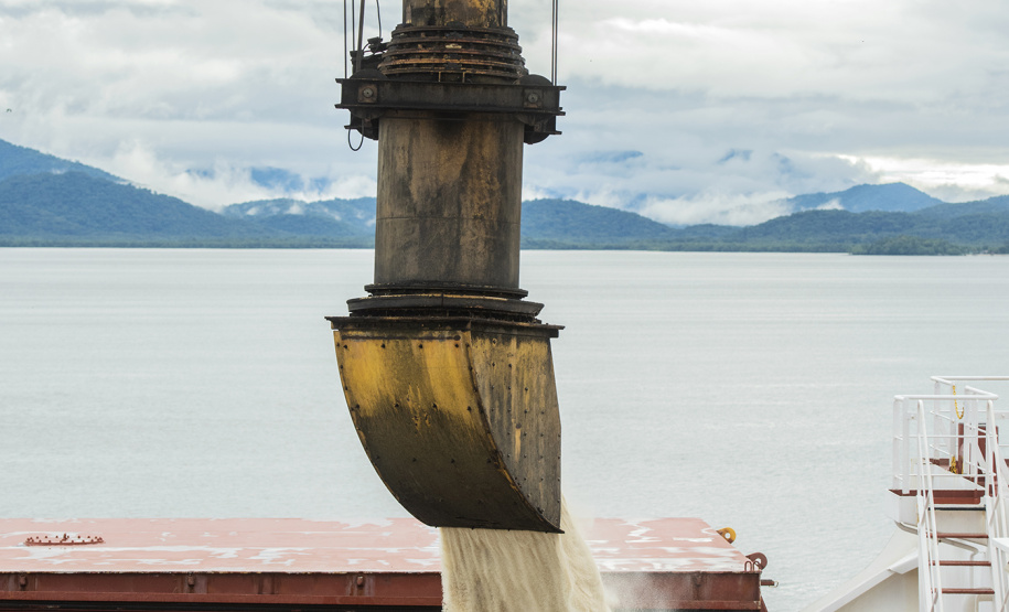 O Porto de Paranaguá registrou nova movimentação recorde. Desta vez, no embarque de açúcar a granel pelo berço 204. Um único navio - o Caravos Glory, das Ilhas Marschall (Oceania) - levará uma carga de 58.175 toneladas para o Oriente Médio. A média dos carregamentos no local geralmente fica entre 40 e 45 mil toneladas.  -  Paranaguá, 03/06/2019  -  Foto: Cláudio Neves/APPA