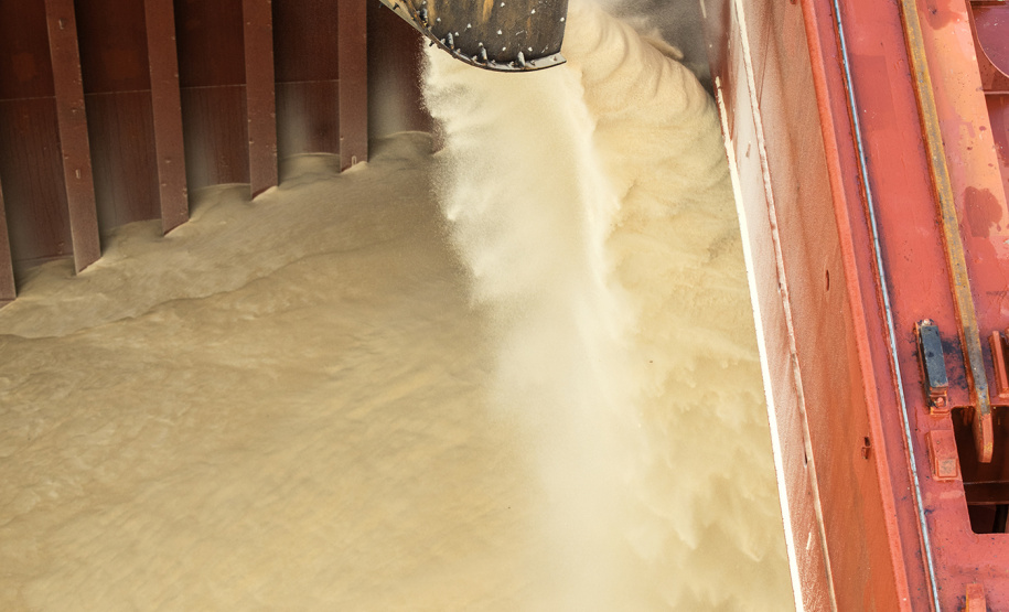 O Porto de Paranaguá registrou nova movimentação recorde. Desta vez, no embarque de açúcar a granel pelo berço 204. Um único navio - o Caravos Glory, das Ilhas Marschall (Oceania) - levará uma carga de 58.175 toneladas para o Oriente Médio. A média dos carregamentos no local geralmente fica entre 40 e 45 mil toneladas.  -  Paranaguá, 03/06/2019  -  Foto: Cláudio Neves/APPA