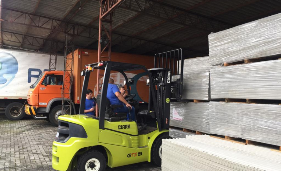 A Coordenadoria Estadual de Proteção e Defesa Civil liberou nesta segunda-feira (3) o terceiro caminhão com materiais de ajuda humanitária aos municípios mais atingidos pelas chuvas dos últimos dias, todos já com decretos de situação de emergência.  -  Curitiba, 03/06/2019  -  Foto: Divulgação Defesa Civil Governo do Paraná