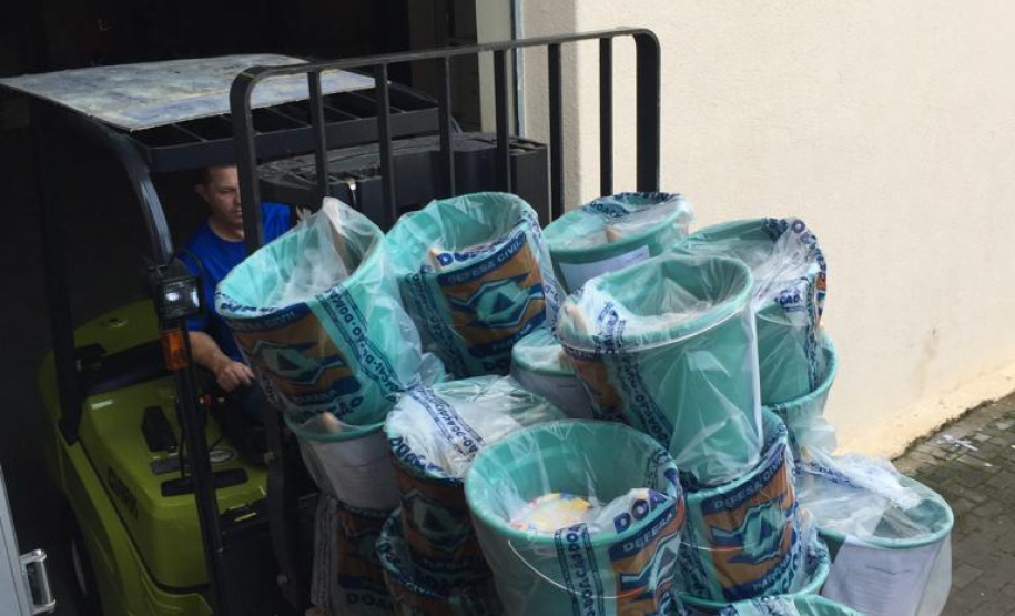 A Coordenadoria Estadual de Proteção e Defesa Civil liberou nesta segunda-feira (3) o terceiro caminhão com materiais de ajuda humanitária aos municípios mais atingidos pelas chuvas dos últimos dias, todos já com decretos de situação de emergência.  -  Curitiba, 03/06/2019  -  Foto: Divulgação Defesa Civil Governo do Paraná