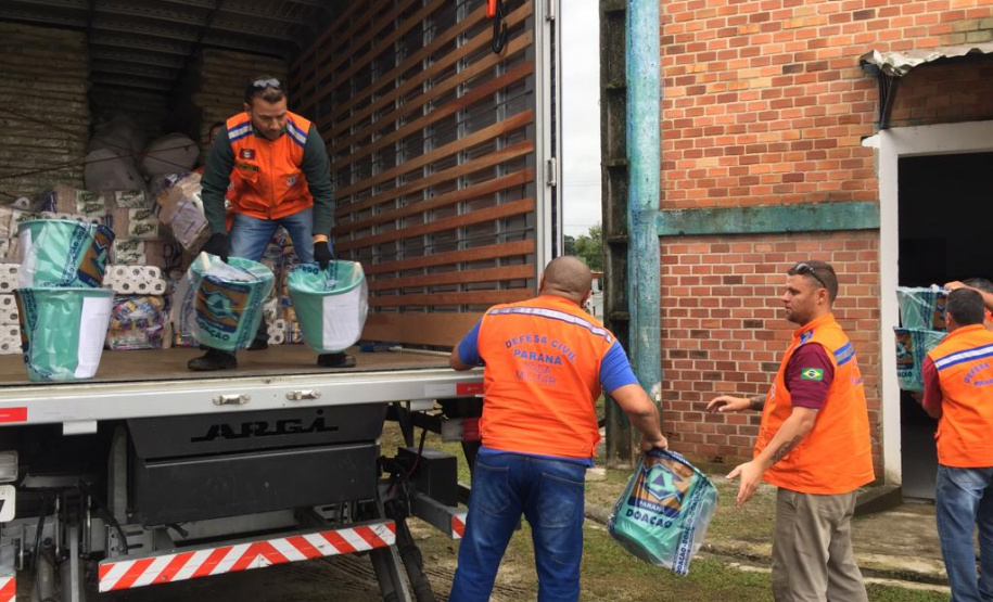 A Coordenadoria Estadual de Proteção e Defesa Civil liberou nesta segunda-feira (3) o terceiro caminhão com materiais de ajuda humanitária aos municípios mais atingidos pelas chuvas dos últimos dias, todos já com decretos de situação de emergência.  -  Curitiba, 03/06/2019  -  Foto: Divulgação Defesa Civil Governo do Paraná
